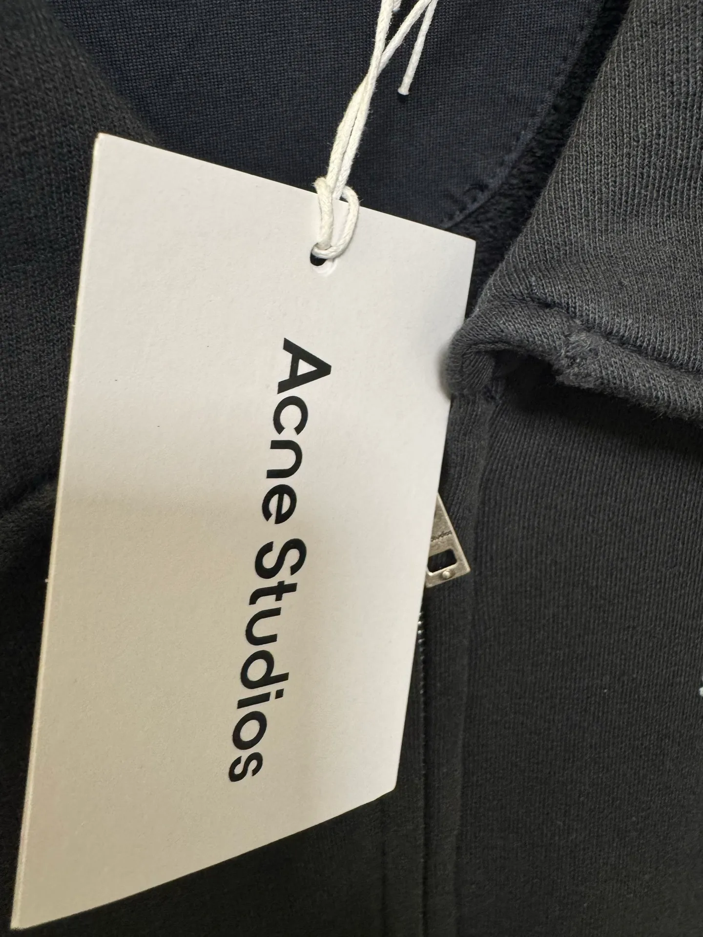 [Premium Replica] Acne 26FW Lapel Full-Zip Retro Washed Jacket (Black) Selected high-gram heavyweight ring-spun pure cotton large terry fabric, composed of 89 cotton and 11 linen. Consistent with the original version. After multiple enzyme stone grinding pre-washing and shaping, the cloth surface has a slightly distressed and brushed texture. It feels soft and waxy but not stiff, and it is not easy to pill or deform after long-term wear. Size：s/m/l/xl